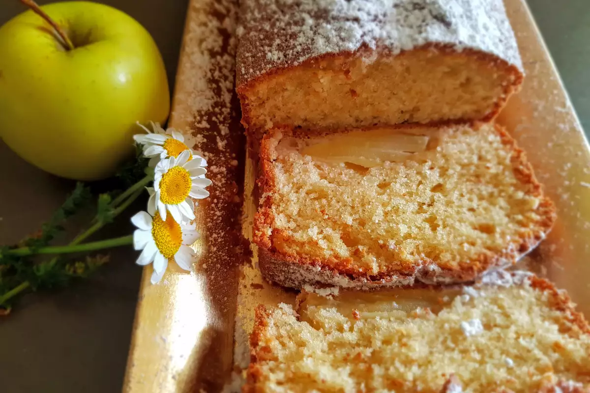 Воздушный кекс с яблоками и кислым молоком - Рецепт | BonApeti.ru