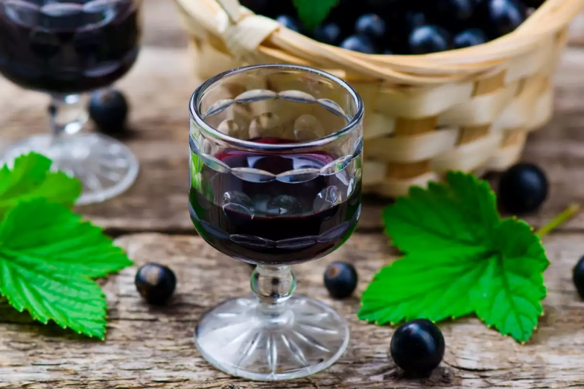 Простейшее вино из черной смородины