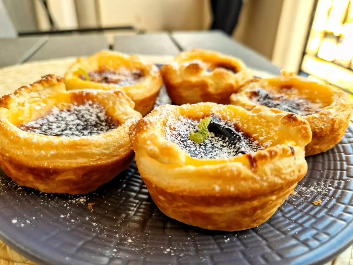 Португальские слоеные пирожные с кремом (Pastéis de nata) - Рецепт |  BonApeti.ru