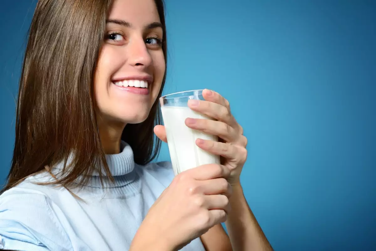 Girl drink milk. Подросток пьет молоко. Девушка пьет пребиотики. Девушка пьет молочный коктейль. Девушка пьет йогурт.