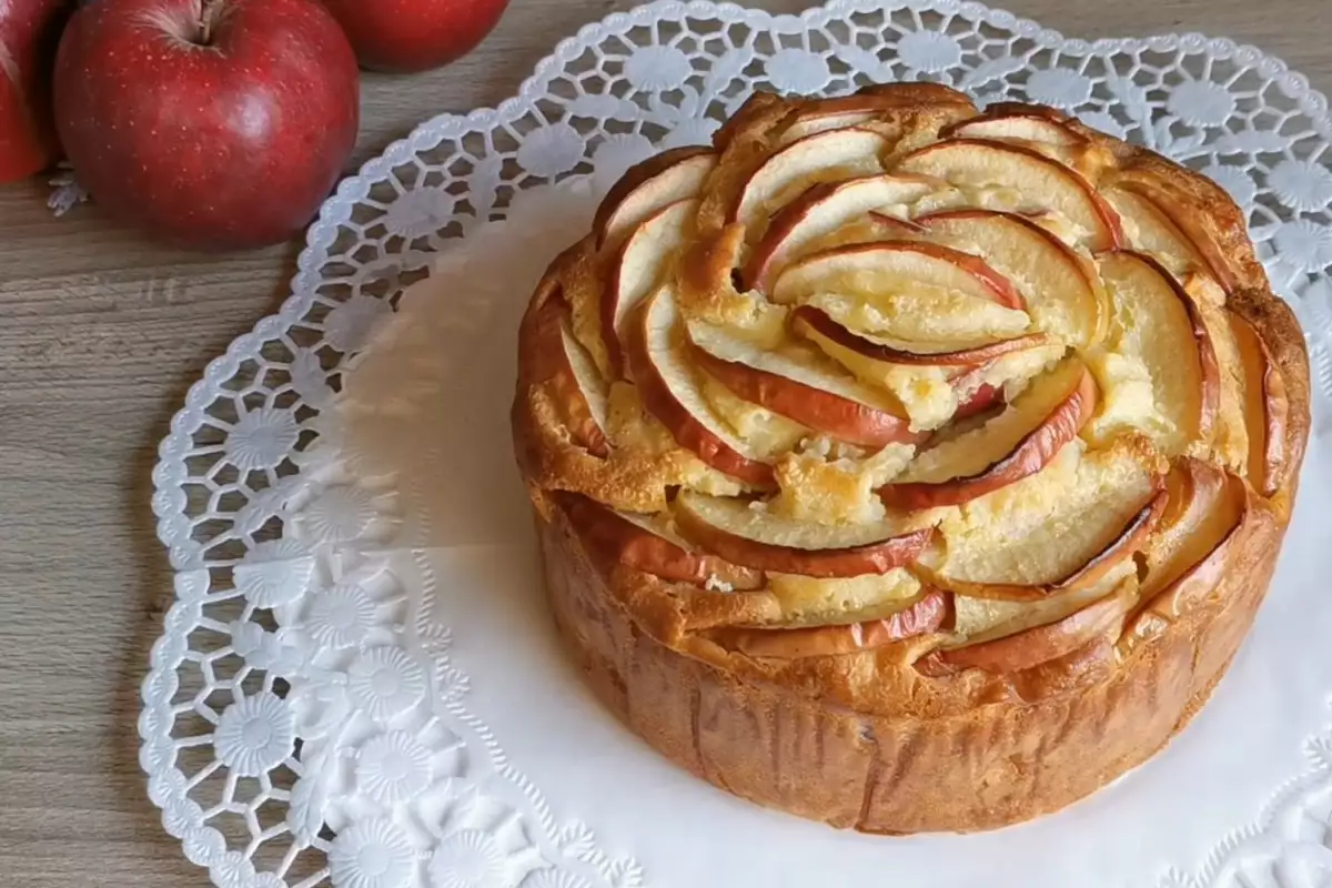 Простой и вкусный яблочный пирог - Рецепт | BonApeti.ru