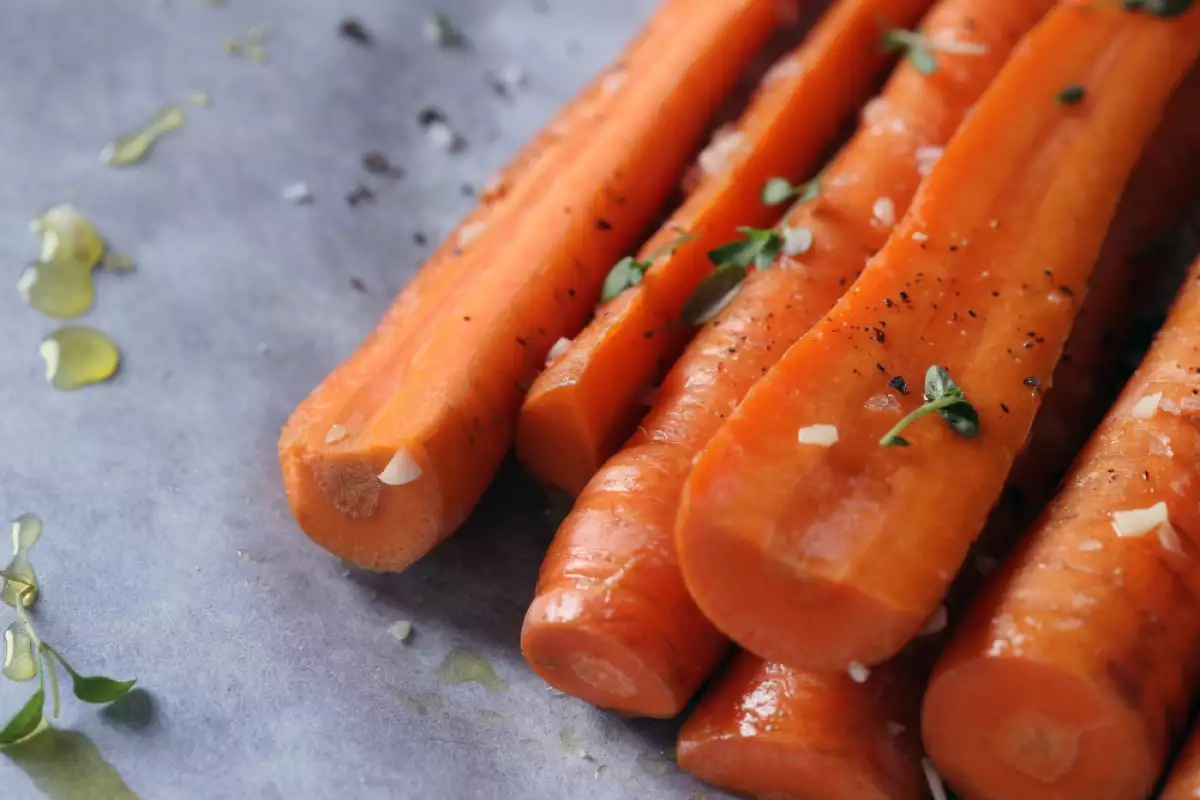 Печеная морковь. Гарнир из моркови. Морковь в духовке. Закуска с морковью.