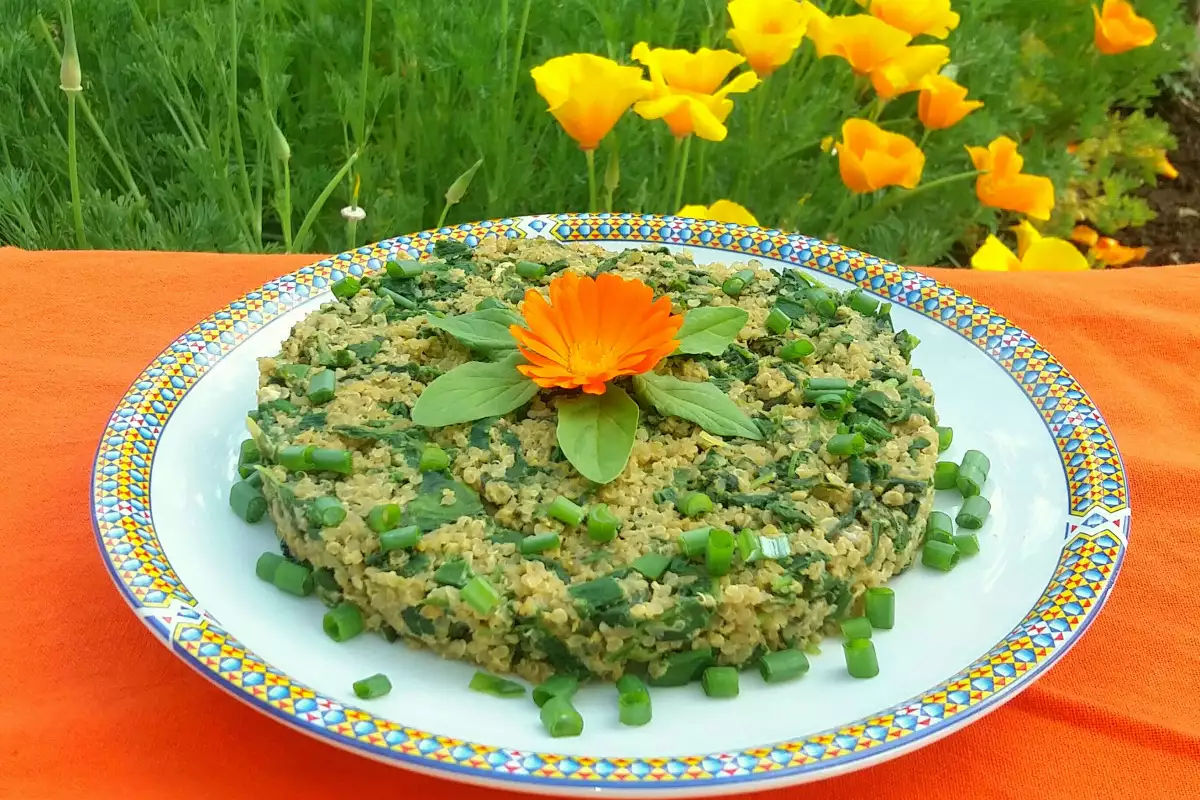 Киноа со шпинатом и яйцами - Рецепт | BonApeti.ru