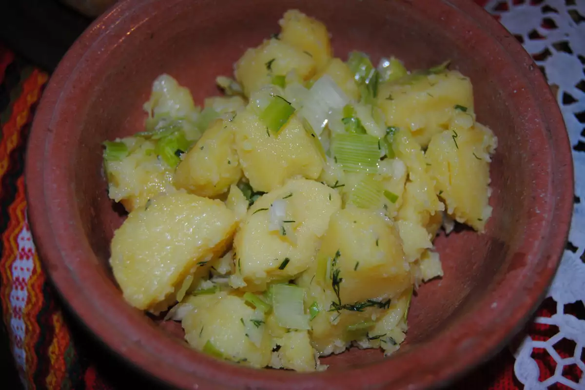 Домашний рецепт: теплый картофельный салат с луком-пореем - готовить легко
