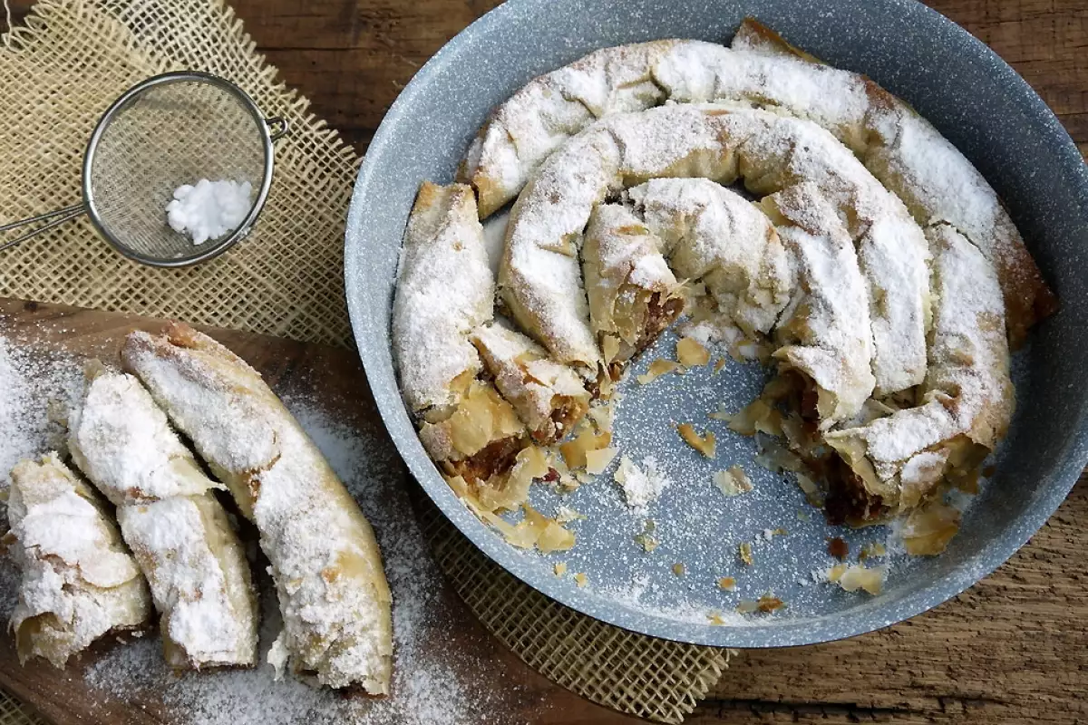 Праздничный штрудель с яблоками и грецкими орехами - Рецепт | BonApeti.ru