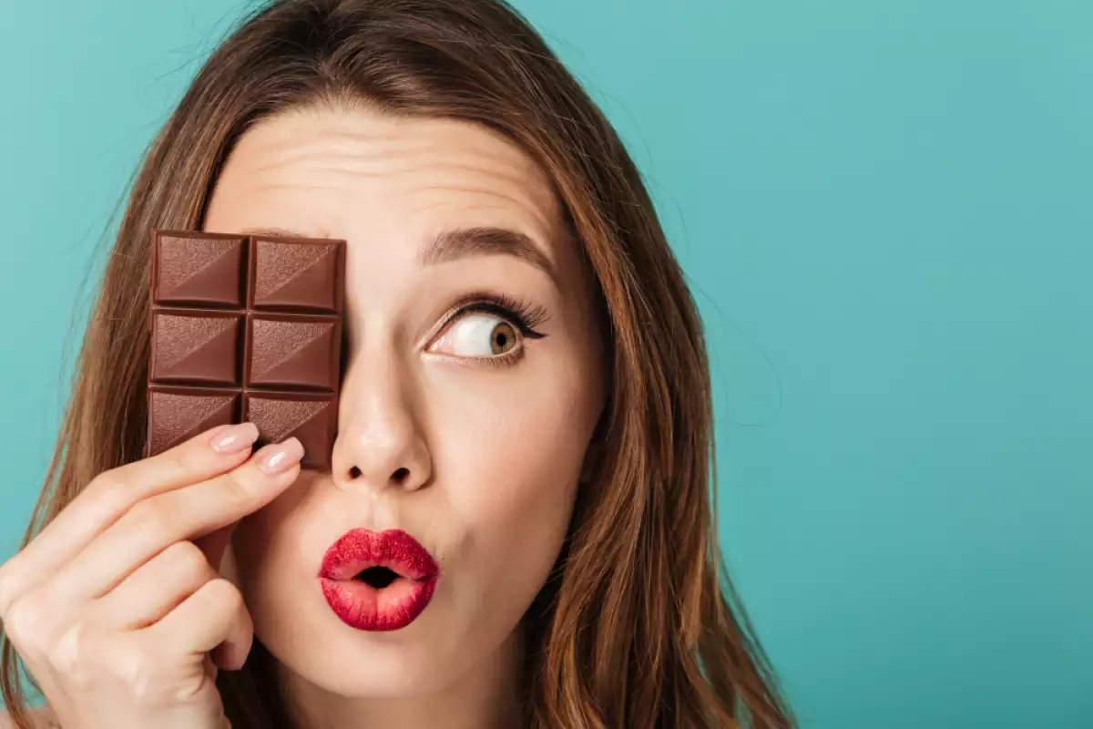 Девушка в шоколаде. Девушка с шоколадкой. Женщина ест шоколад. Девушка ест шоколадку. Есть шоколад на ночь