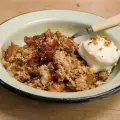 Яблочный крамбл с кардамоном