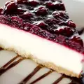Чизкейк с черничным вареньем и соком из лесных ягод