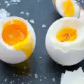 Можно ли и как варить яйца в микроволновке?
