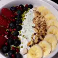 Полезный завтрак с ягодами, кислым молоком и орехами