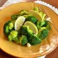 Тушеная брокколи с маслом и чесноком