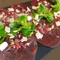 Телячье карпаччо с хамоном, пармезаном и беби шпинатом