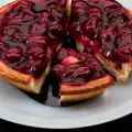Пирог с карамелизированной черешней