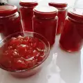 Темно-красное варенье из айвы