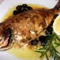 Дорада с ароматными травами и оливками