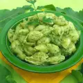 Весенние зеленые конкилье со щавелем