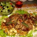 Куриная печень на сковороде с луком, морковью и грибами