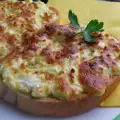 Гренки с яйцами и брынзой