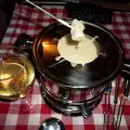 Фондю с четырьмя видами сыра