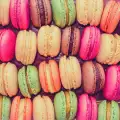 Французские макароны с малиновым вареньем