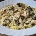 Фузилли с курицей и рукколой