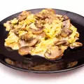 Свежие грибы с яйцами