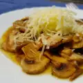 Грибы на сковороде с чесноком и сыром