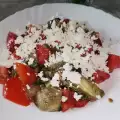 Греческий салат с баклажанами и помидорами