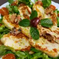 Жареный сыр Халуми с мятой, лимоном и грецкими орехами