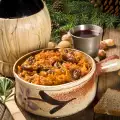 Курица с квашеной капустой в глиняном горшке