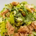 Салат айсберг с соусом из рукколы и с тунцом