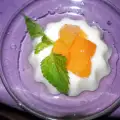 Желе десерт с кислым молоком и компотом из персиков