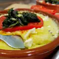 Мамалыга, запеченная с помидорами и шпинатом