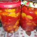 Нарезанные сладкие перцы клаудио и морковь в банках
