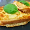 Чесночные ломтики хлеба с сыром