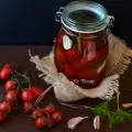 Соленые красные помидоры с укропом и чесноком