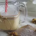 Укрепляющий коктейль из сырого яйца, молока и меда
