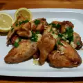 Жареные крылышки с чесноком и петрушкой