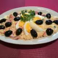 Кускус с печеным сладким перцем, майонезом и оливками