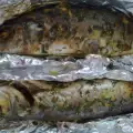 Лаврак в фольге с розмарином и петрушкой
