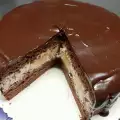 Шоколадный торт с большим количеством крема