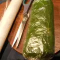 Замороженные виноградные листья в морозильной камере