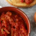 Летнее блюдо с помидорами и луком