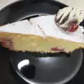 Масляный пирог с клубникой