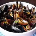 Черные мидии с чесноком и пивом