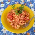 Яйца с помидорами и луком