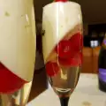 Новогодний мусс из белого шоколада с шампанским и малиной