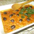 Коричневый рис с оливками в духовке
