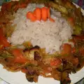 Белый рис с овощами на сковороде