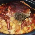 Праздничный фаршированный кролик на картошке